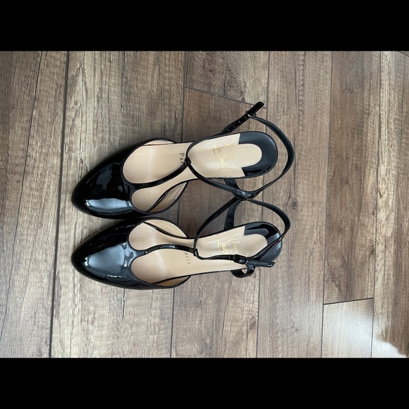 Louboutin 'Señora' T-Strap Open Toe Pump - Picture 3 of 6